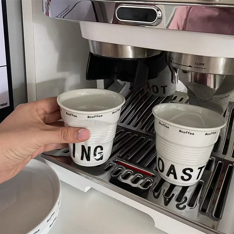 Set de Tazas de Cerámica "Toasting" con Plato – Diseño Moderno